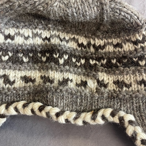 Windhorse pure wool hat with ear flaps, made in Nepal - Picture 9 of 9